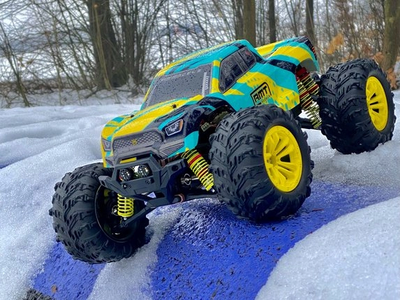 RMT Monster Tornado prechádza snehom
